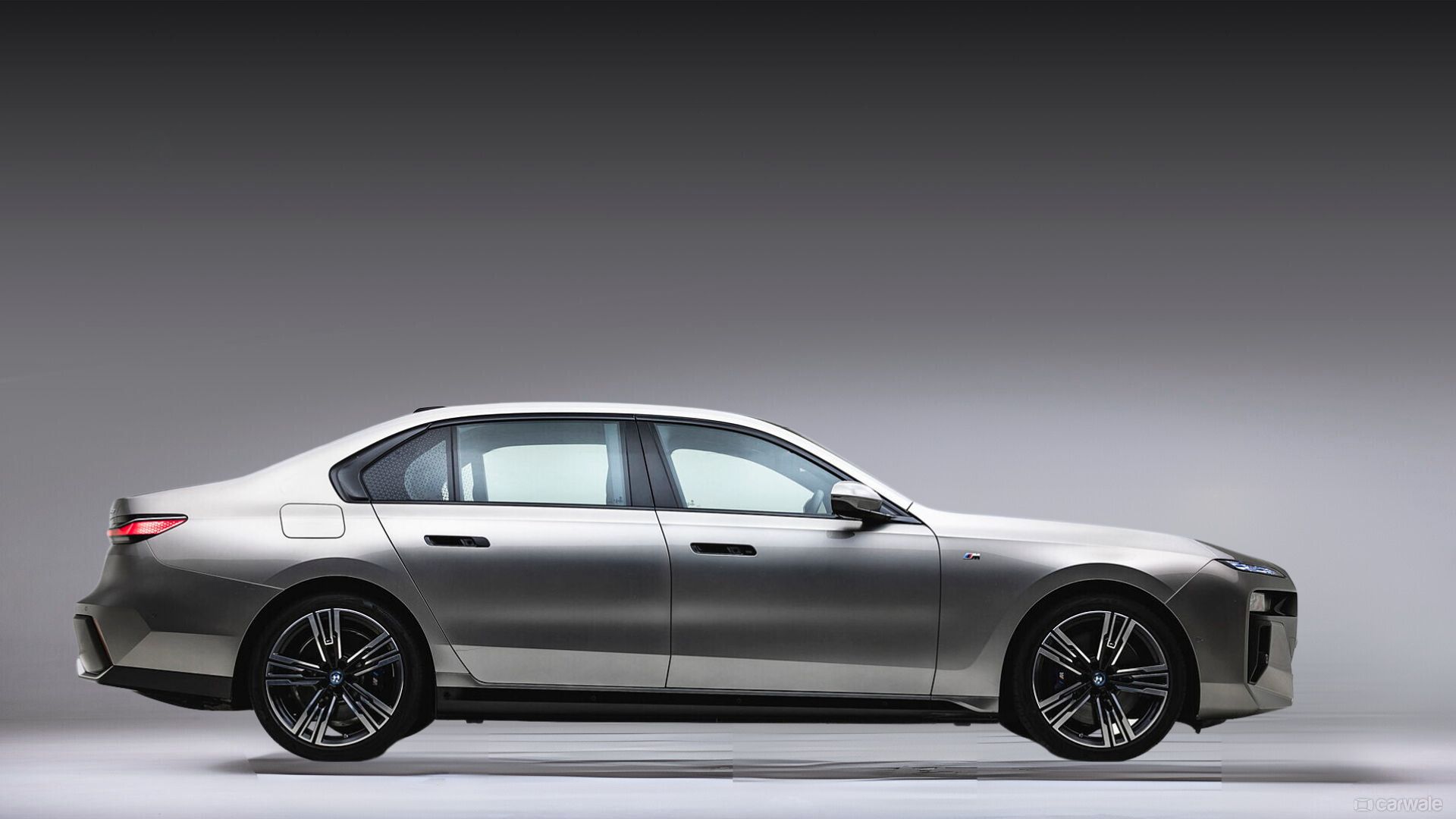 BMW-i7-left-side-view