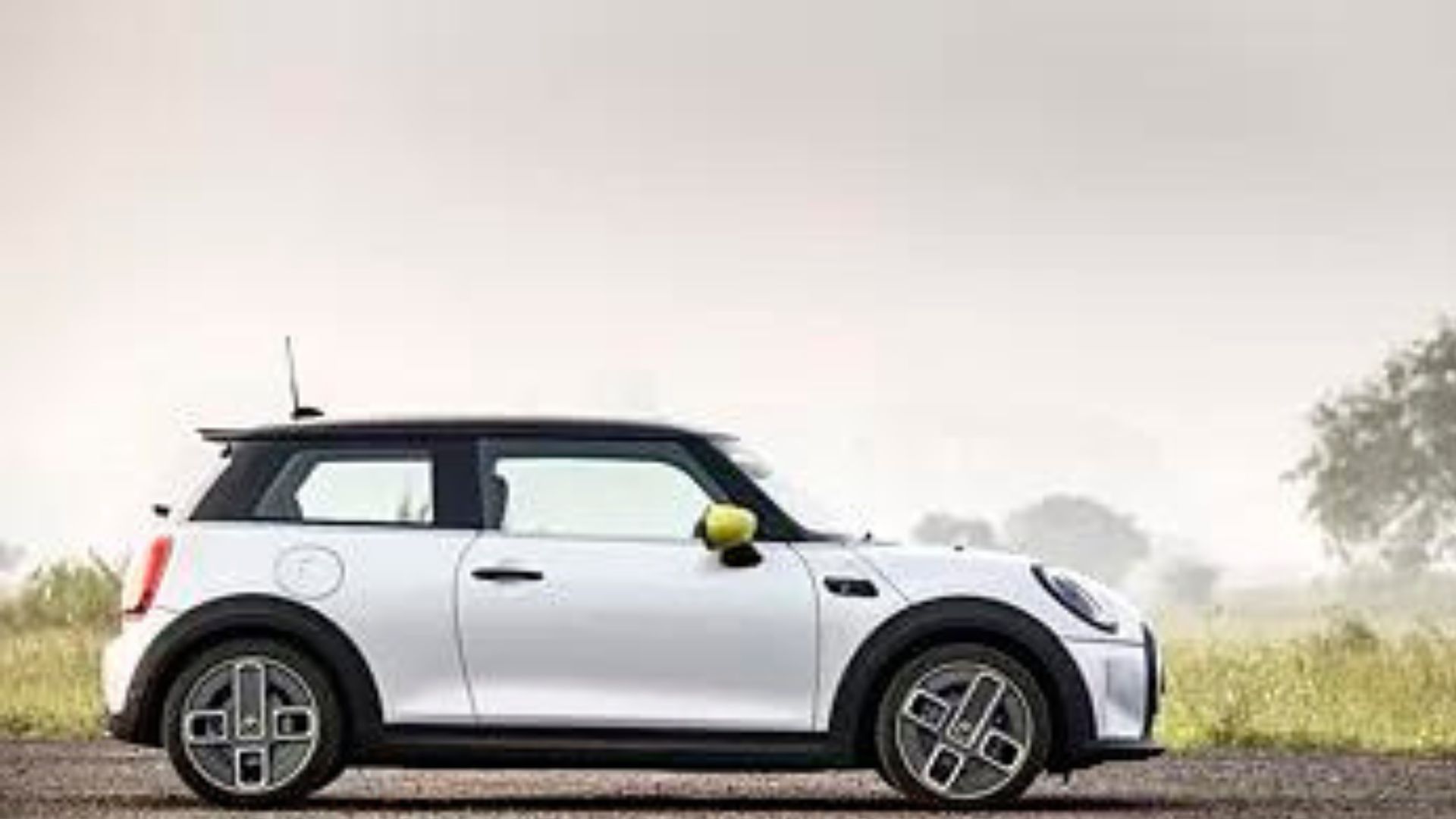 mini-cooper-se-Right-side-view