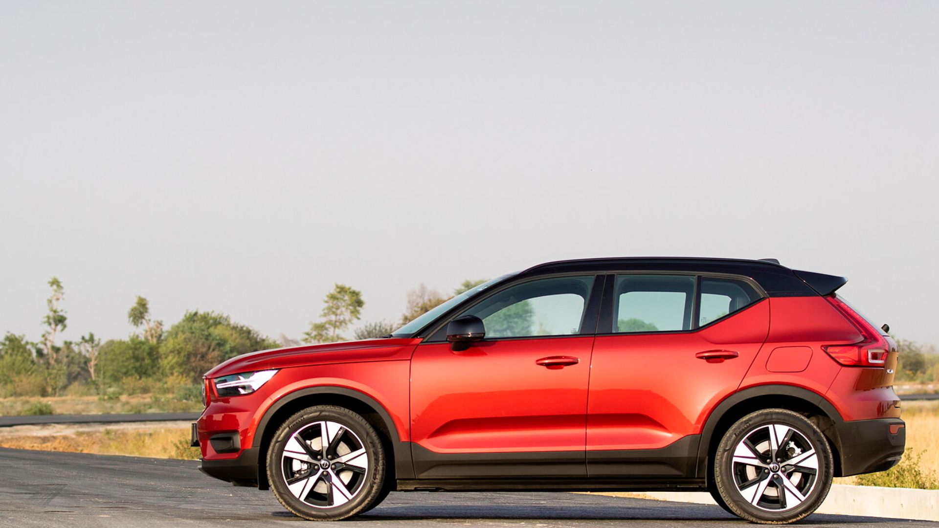 volvo-xc40-recharge-Left-view