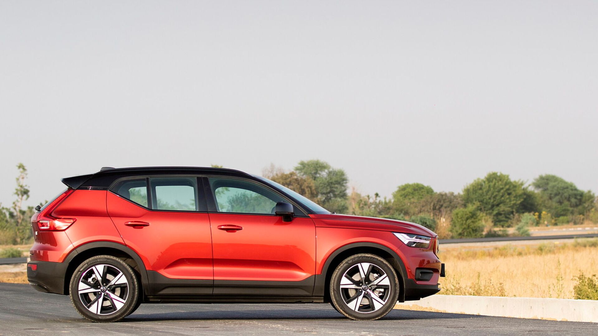 volvo-xc40-recharge-Right-view